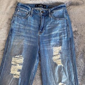 Ripped high rise bluejeans